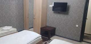 Отели типа «постель и завтрак» Alpina`s Hostel Ош Односпальная кровать в общем номере для мужчин и женщин-16