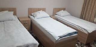 Отели типа «постель и завтрак» Alpina`s Hostel Ош Односпальная кровать в общем номере для мужчин и женщин-21