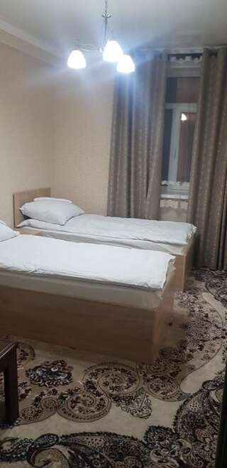 Отели типа «постель и завтрак» Alpina`s Hostel Ош Односпальная кровать в общем номере для мужчин и женщин-6